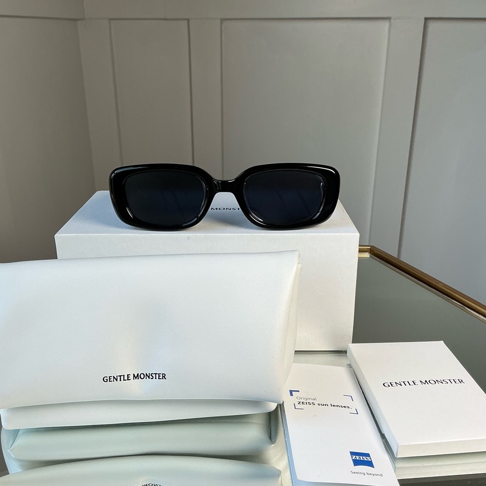 GENTLE MONSTER Black Rectangular Sunglasses with Dark Lenses